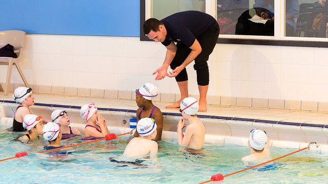 Cho trẻ học bơi từ sớm: không chỉ giúp thân thể khoẻ mạnh mà còn là kỹ năng sống còn quan trọng - Ảnh 4.