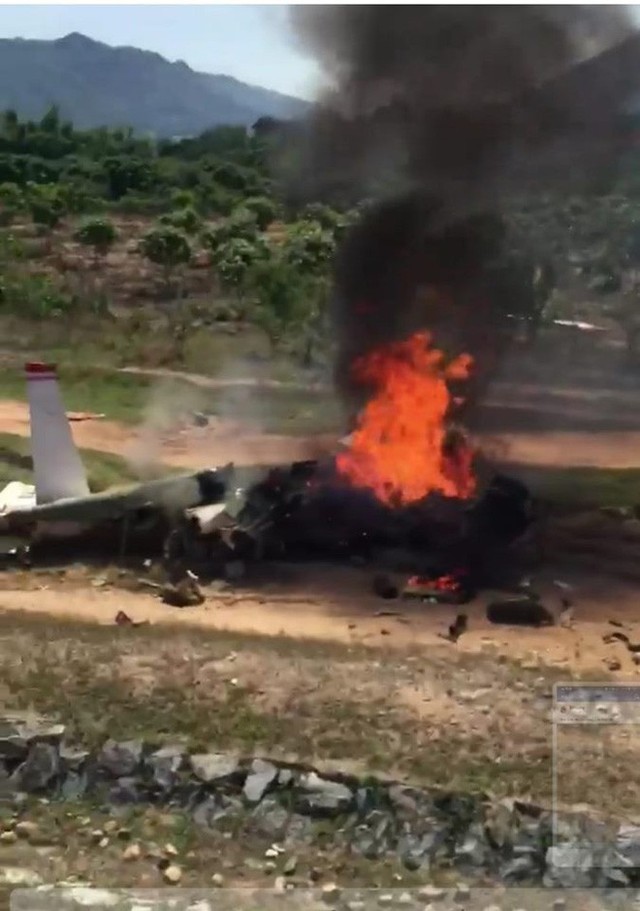  Bộ Quốc phòng thông tin danh tính 2 phi công hy sinh trong vụ rơi máy bay quân sự - Ảnh 1.
