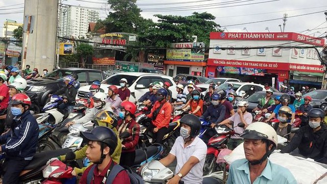 Cửa ngõ Sài Gòn tê liệt vì tai nạn chết người - Ảnh 2.