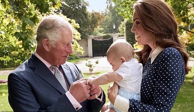 Không phải mẹ Kate hay bố William, Hoàng tử Louis chỉ dành tình cảm đặc biệt cho nhân vật này với khoảnh khắc ấm áp đến tan chảy trái tim - Ảnh 5.