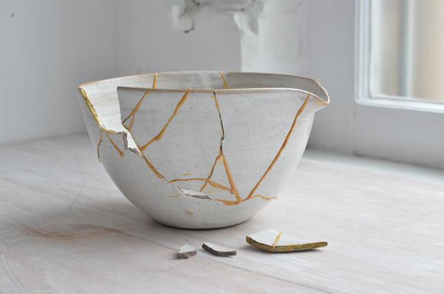 Kintsugi: Nghệ thuật dùng vàng ròng hàn gắn gốm vỡ và triết lý cuộc sống tôn vinh vẻ đẹp từ những rạn nứt tâm hồn của người Nhật - Ảnh 7.