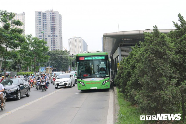 Ảnh: Xe biển xanh cũng lấn làn xe buýt nhanh BRT giữa phố Thủ đô - Ảnh 1.