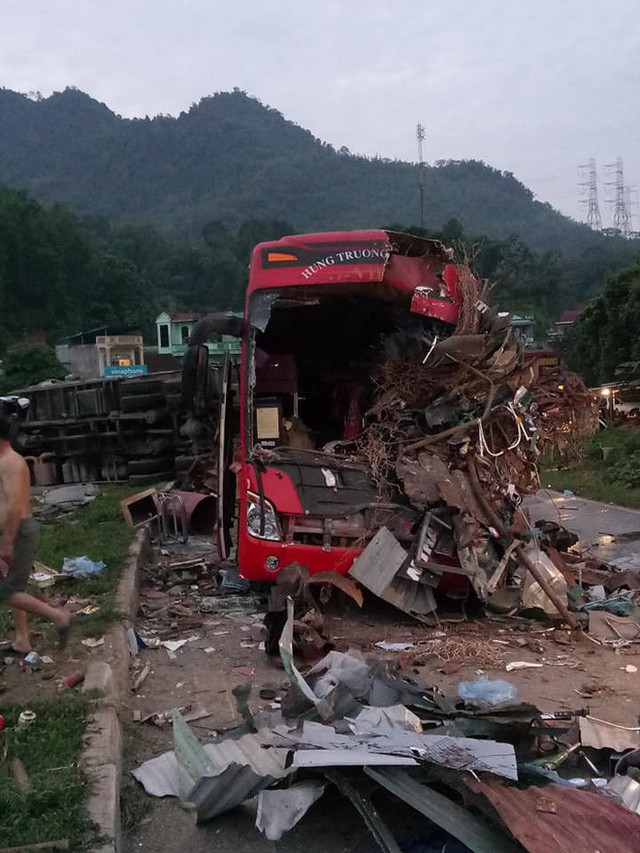  Hiện trường vụ tai nạn kinh hoàng khiến 3 người tử vong, 38 người bị thương ở Hòa Bình - Ảnh 13.