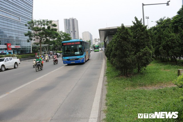 Ảnh: Xe biển xanh cũng lấn làn xe buýt nhanh BRT giữa phố Thủ đô - Ảnh 8.