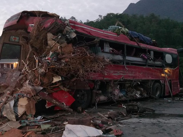  Hiện trường vụ tai nạn kinh hoàng khiến 3 người tử vong, 38 người bị thương ở Hòa Bình - Ảnh 9.