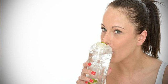 BS cảnh báo về thói quen uống nước ừng ực vào mùa hè và 4 sai lầm rất nhiều người mắc - Ảnh 3.