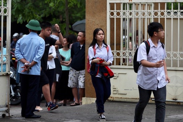 Thi vào lớp 10 ở Hà Nội: Phụ huynh đội mưa đưa con đi thi từ mờ sáng - Ảnh 6.