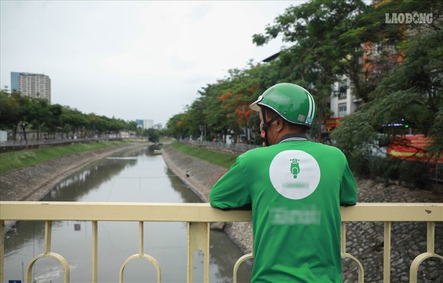 Nước sông Tô Lịch đổi màu từ đen sang nâu: Được thế là may rồi! - Ảnh 8.