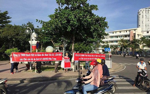 Dân căng băng rôn tố chủ đầu tư khách sạn Bavico Nha Trang lừa đảo