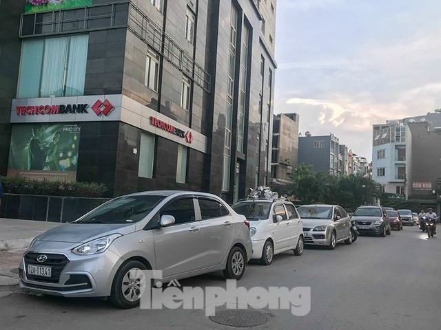 Cư dân nhà thu nhập thấp đầu tiên ở Hà Nội giành giật chỗ để ô tô - Ảnh 2.
