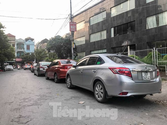 Cư dân nhà thu nhập thấp đầu tiên ở Hà Nội giành giật chỗ để ô tô - Ảnh 3.
