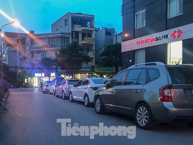Cư dân nhà thu nhập thấp đầu tiên ở Hà Nội giành giật chỗ để ô tô - Ảnh 10.