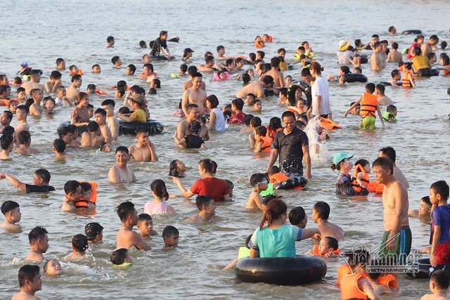 Hà Nội nóng rát, bãi biển ngoại thành ngàn người tắm mát - Ảnh 3.
