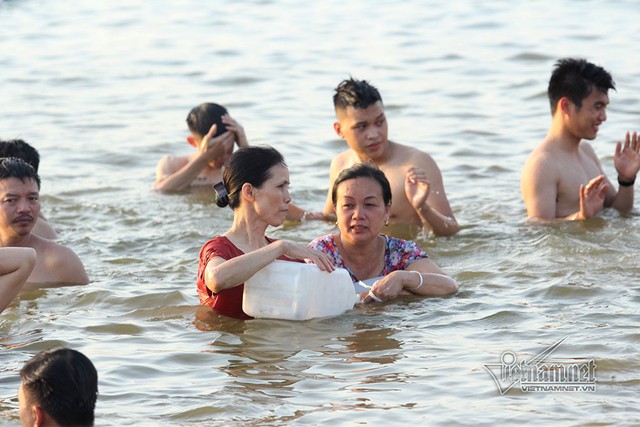 Hà Nội nóng rát, bãi biển ngoại thành ngàn người tắm mát - Ảnh 14.