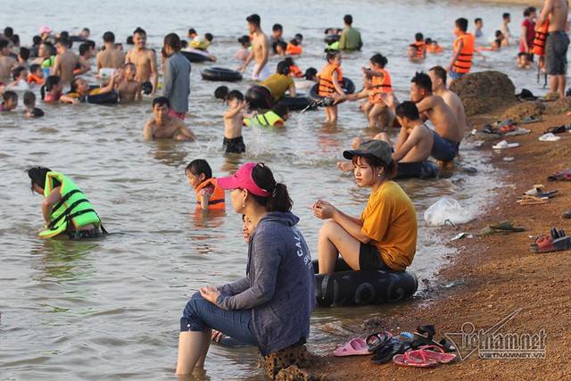 Hà Nội nóng rát, bãi biển ngoại thành ngàn người tắm mát - Ảnh 18.