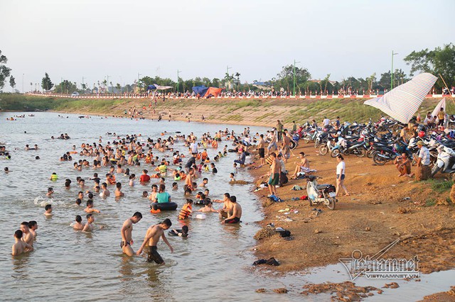 Hà Nội nóng rát, bãi biển ngoại thành ngàn người tắm mát - Ảnh 4.