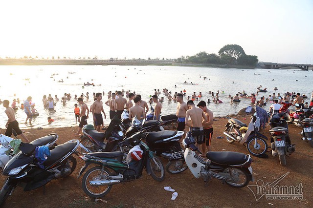 Hà Nội nóng rát, bãi biển ngoại thành ngàn người tắm mát - Ảnh 8.