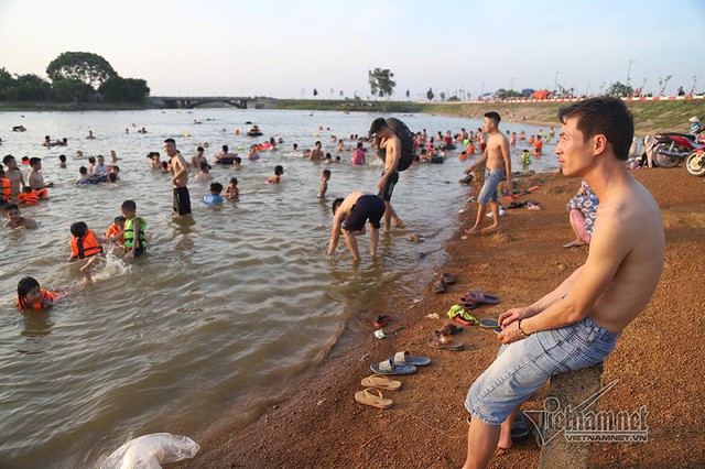 Hà Nội nóng rát, bãi biển ngoại thành ngàn người tắm mát - Ảnh 9.