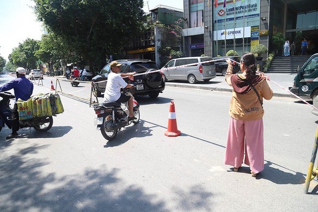 Lạ lẫm phố Trần Hưng Đạo được rào chắn, ngơ ngác chui dây tìm lối thoát - Ảnh 10.