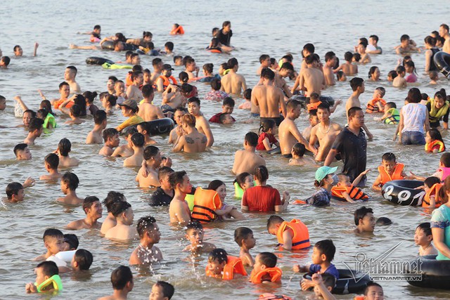 Hà Nội nóng rát, bãi biển ngoại thành ngàn người tắm mát - Ảnh 10.