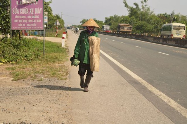 Người Hà Tĩnh căng mình dưới nắng nóng như đổ lửa - Ảnh 9.