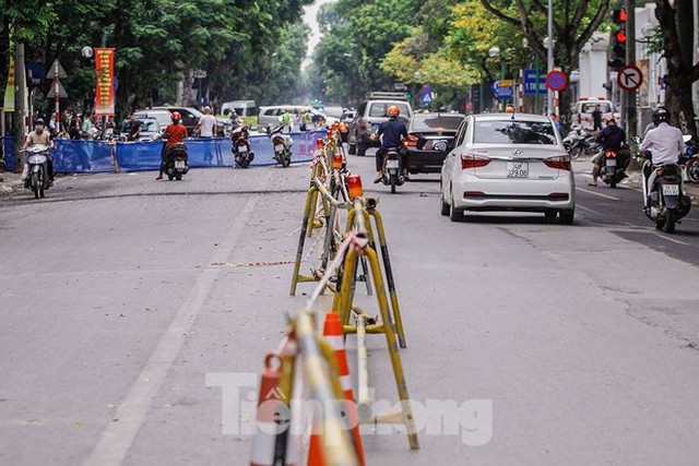 Giao thông hỗn loạn gần dự án ga ngầm trên phố Trần Hưng Đạo - Ảnh 1.