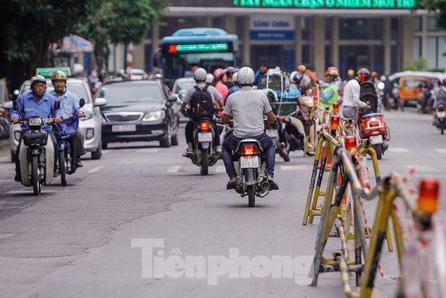 Giao thông hỗn loạn gần dự án ga ngầm trên phố Trần Hưng Đạo - Ảnh 2.