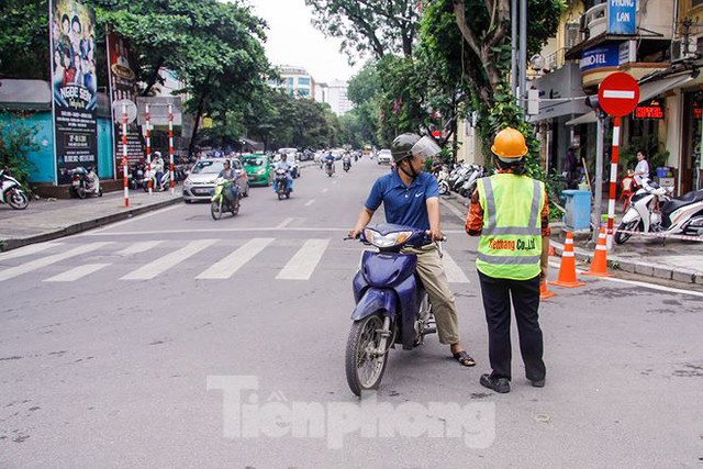 Giao thông hỗn loạn gần dự án ga ngầm trên phố Trần Hưng Đạo - Ảnh 11.