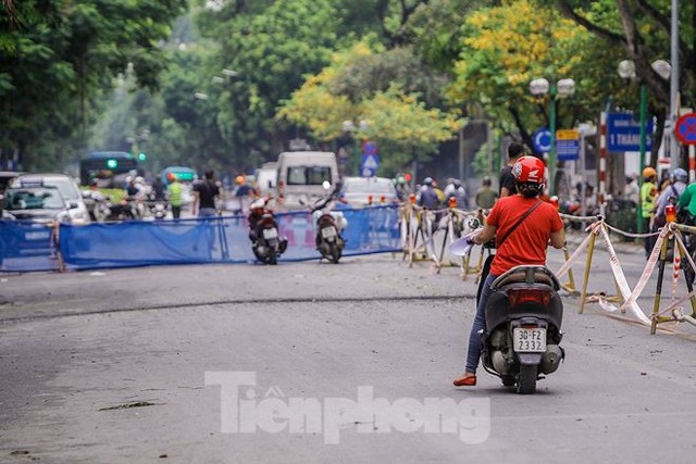 Giao thông hỗn loạn gần dự án ga ngầm trên phố Trần Hưng Đạo - Ảnh 14.