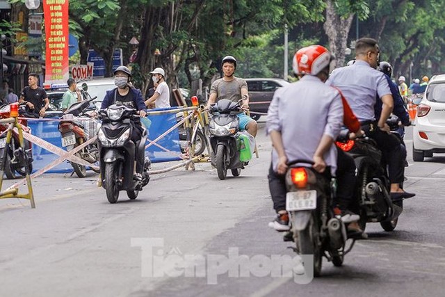 Giao thông hỗn loạn gần dự án ga ngầm trên phố Trần Hưng Đạo - Ảnh 15.