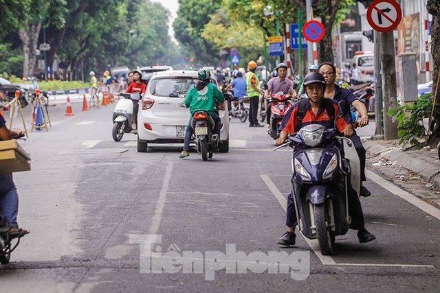 Giao thông hỗn loạn gần dự án ga ngầm trên phố Trần Hưng Đạo - Ảnh 3.