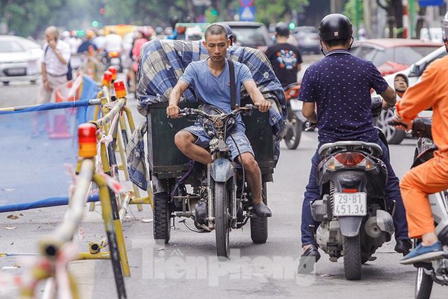 Giao thông hỗn loạn gần dự án ga ngầm trên phố Trần Hưng Đạo - Ảnh 4.