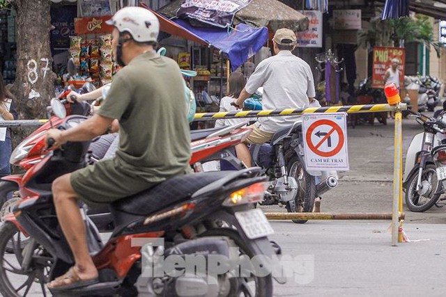 Giao thông hỗn loạn gần dự án ga ngầm trên phố Trần Hưng Đạo - Ảnh 5.