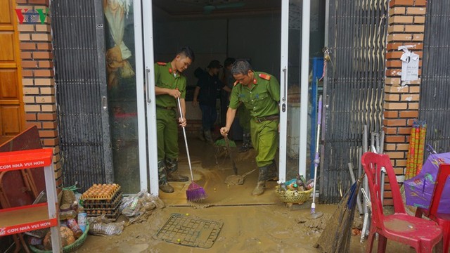 Ảnh: Lũ ống ầm ầm kéo về lúc nửa đêm, người dân Sa Pa hốt hoảng chạy thoát thân - Ảnh 6.