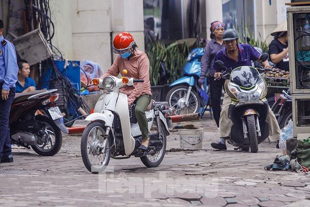 Giao thông hỗn loạn gần dự án ga ngầm trên phố Trần Hưng Đạo - Ảnh 7.