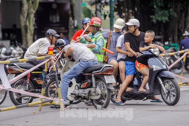 Giao thông hỗn loạn gần dự án ga ngầm trên phố Trần Hưng Đạo - Ảnh 8.