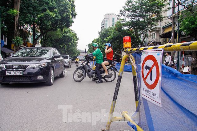 Giao thông hỗn loạn gần dự án ga ngầm trên phố Trần Hưng Đạo - Ảnh 10.