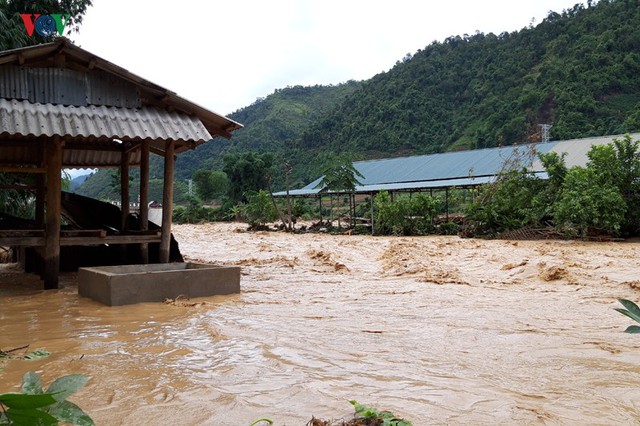 Ảnh: Huyện nghèo ở Lai Châu tan hoang sau cơn lũ đầu mùa - Ảnh 1.