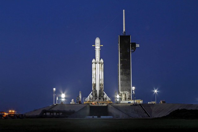 SpaceX phóng thành công sứ mệnh khó chưa từng có, 152 bộ tro cốt được mai táng không gian - Ảnh 1.