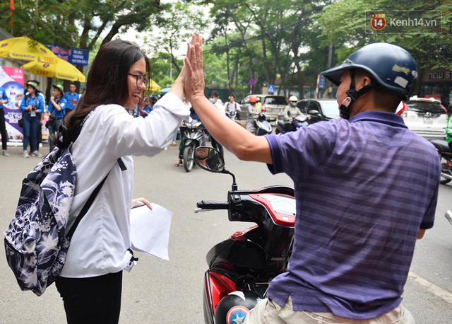 Những nụ hôn vội cha mẹ trao con trước cổng trường thi: Con đã cố gắng hết sức rồi, về nhà ăn cơm với mẹ thôi! - Ảnh 12.