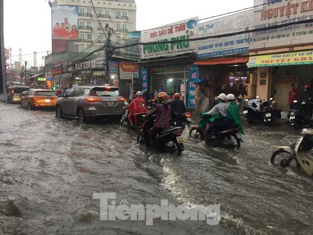 Nước chảy như thác đổ sau mưa, nhiều tuyến đường ở Sài Gòn ngập nặng - Ảnh 3.