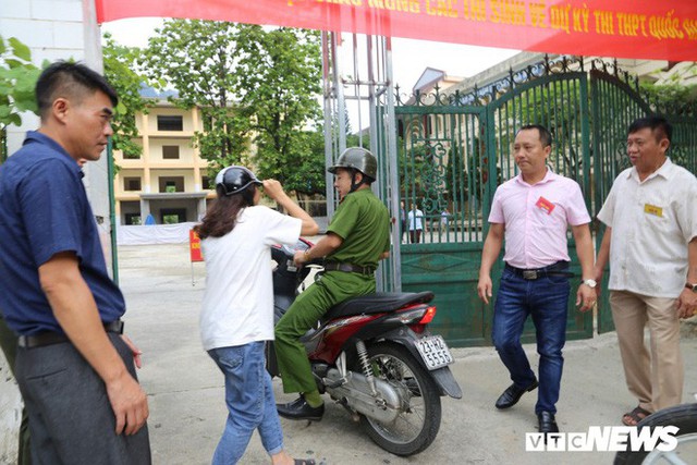  Ảnh: Cảnh sát Hà Giang dùng xe chuyên dụng hú còi hộ tống thí sinh ngủ muộn đến điểm thi - Ảnh 4.