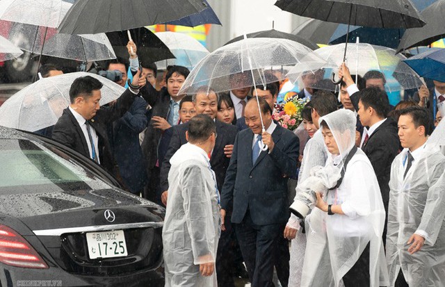 Hình ảnh đón Thủ tướng và Phu nhân tại sân bay Kansai, Nhật Bản - Ảnh 6.