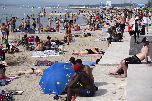 Ảnh: Châu Âu quay cuồng trong đợt nắng nóng kỷ lục như “địa ngục“ - Ảnh 8.