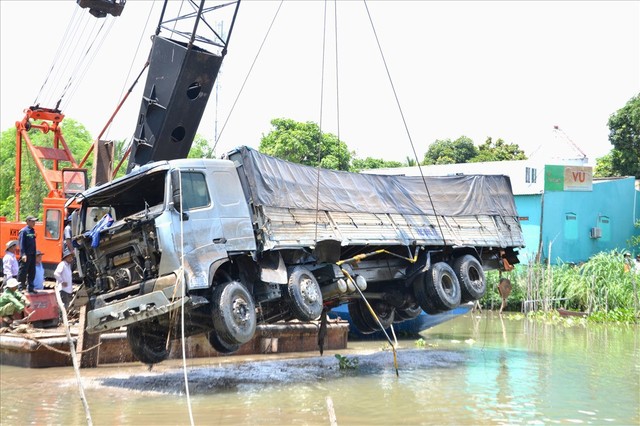 Trục vớt ôtô tải gây sập cầu Tân Nghĩa, dự kiến 5 ngày tới lắp nhịp giữa - Ảnh 1.