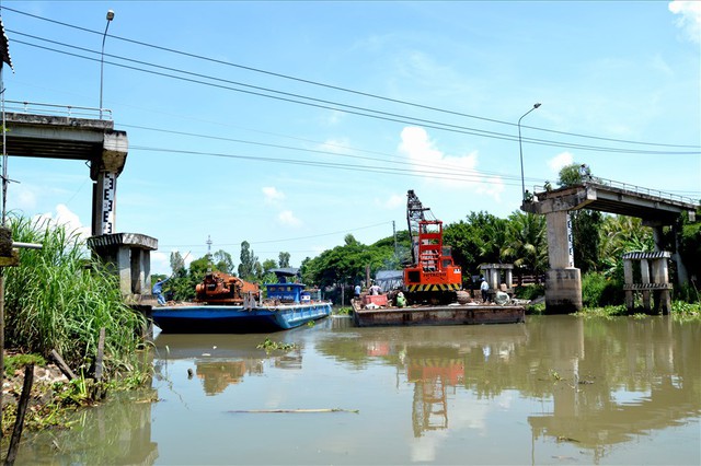 Trục vớt ôtô tải gây sập cầu Tân Nghĩa, dự kiến 5 ngày tới lắp nhịp giữa - Ảnh 4.