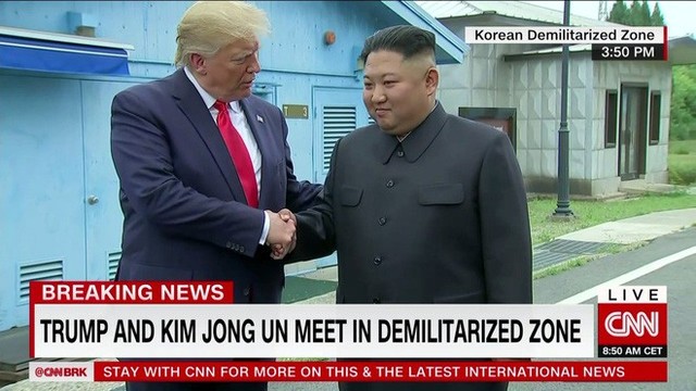 NÓNG: Ông Trump đi 20 bước lên lãnh thổ Triều Tiên, tạo nên LỊCH SỬ mới cho quan hệ Mỹ - Triều - Ảnh 2.