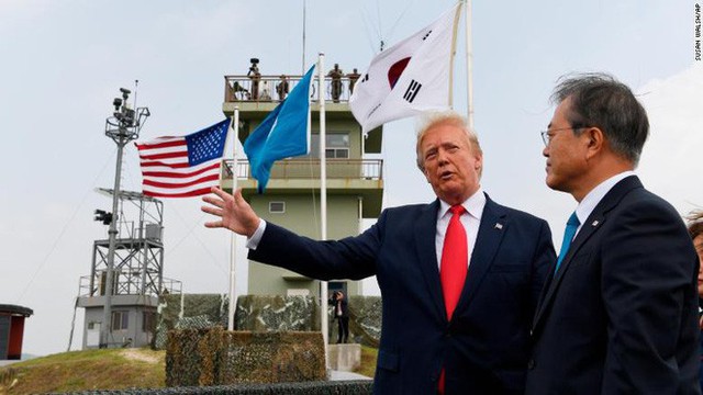 NÓNG: Ông Trump đi 20 bước lên lãnh thổ Triều Tiên, tạo nên LỊCH SỬ mới cho quan hệ Mỹ - Triều - Ảnh 6.