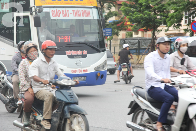 Hà Nội: Nhiệt độ giảm xuống bất ngờ sau cơn mưa vàng, người dân thích thú sau những ngày nắng nóng oi bức - Ảnh 7.