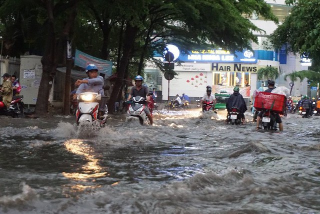  TP HCM: Đường lại thành sông sau trận mưa lớn  - Ảnh 1.